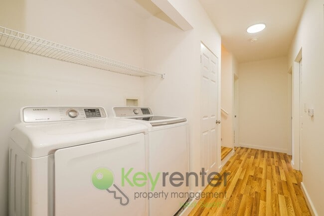 Building Photo - Versatile 5 Bedroom Retreat with Office and Outdoor Living in Burien