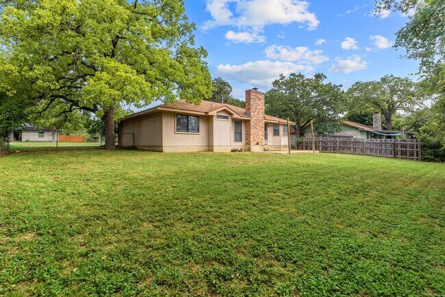 Building Photo - 506 Lakeway Dr