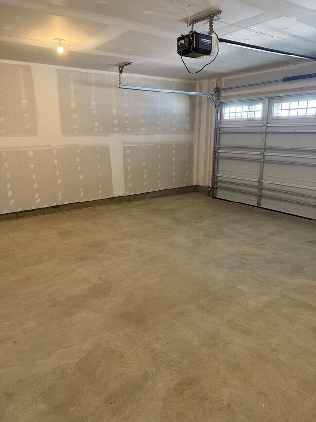 Building Photo - Brand New Build (Never lived in!) END UNIT...