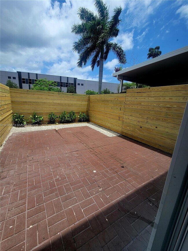Building Photo - 5913 SW 36th Ct