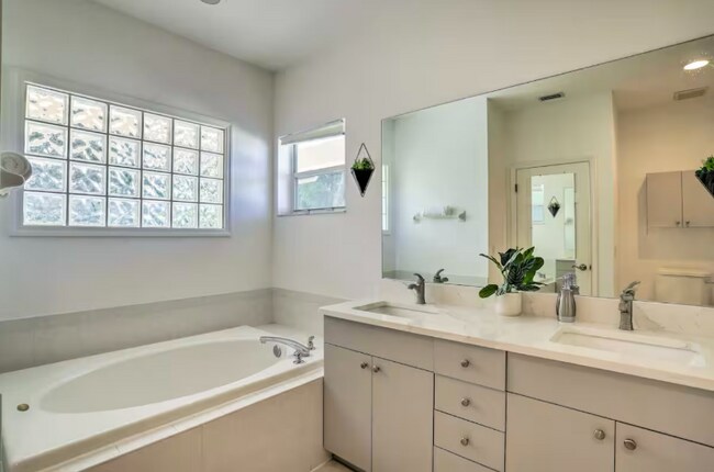Building Photo - 2181 Poinciana Dr