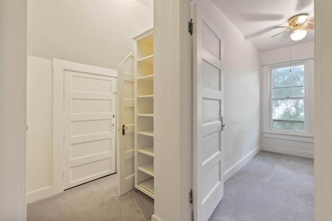 Building Photo - Spacious, light-filled 3-bdrm/2-bath vinta...
