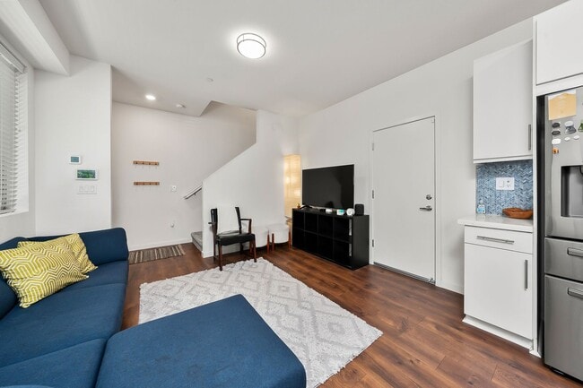 Building Photo - 1 Bed/1 Bath Modern Condo in Upper Land Park