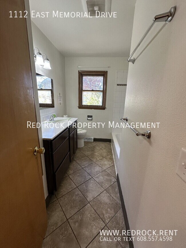 Building Photo - 1112 E Memorial Dr