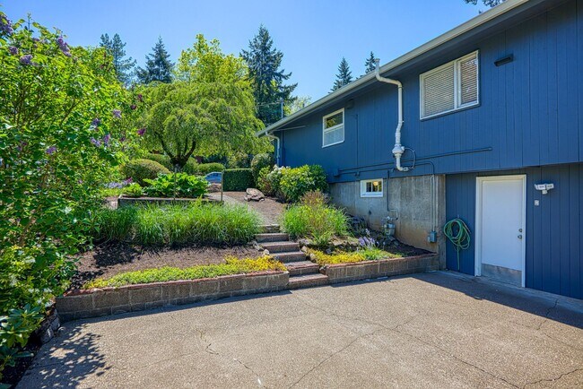 Building Photo - 4 Bed / 3 Bath in the Hallinan Neighborhood