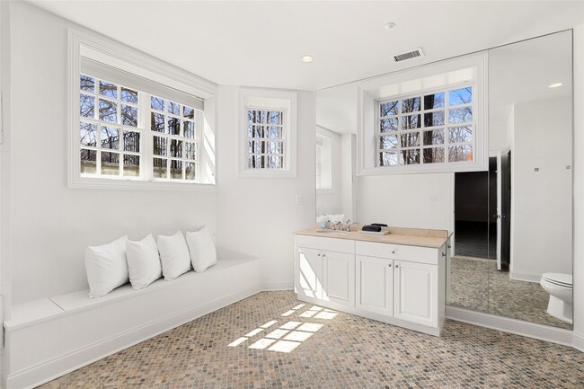 Building Photo - 218 Croton Ave