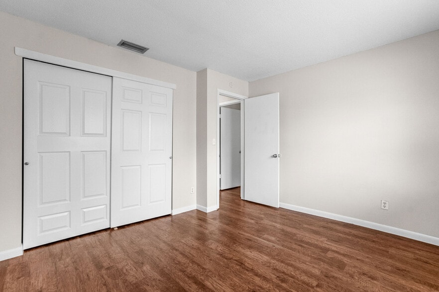 Building Photo - 2078 Loma Linda Way N