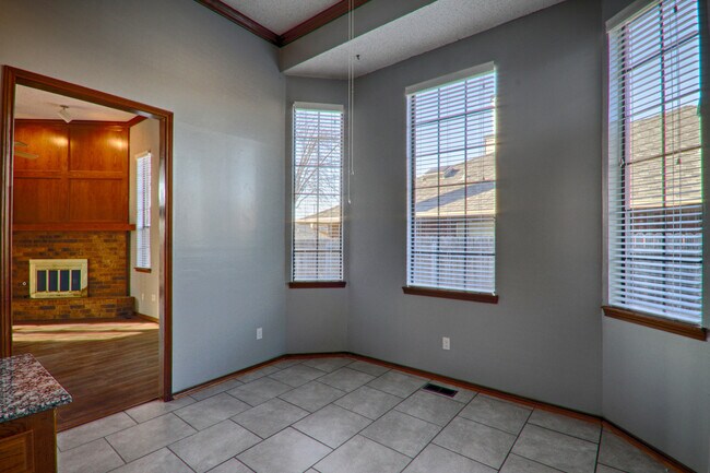 Building Photo - Beautiful house in Yukon 3 bed and 2 bath