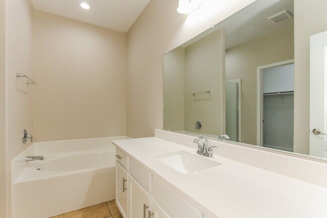 Building Photo - 7024 S 78th Dr