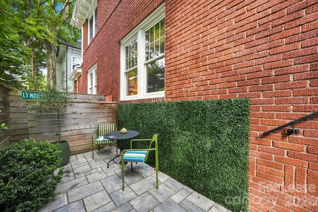 Building Photo - 1621 Lyndhurst Ave