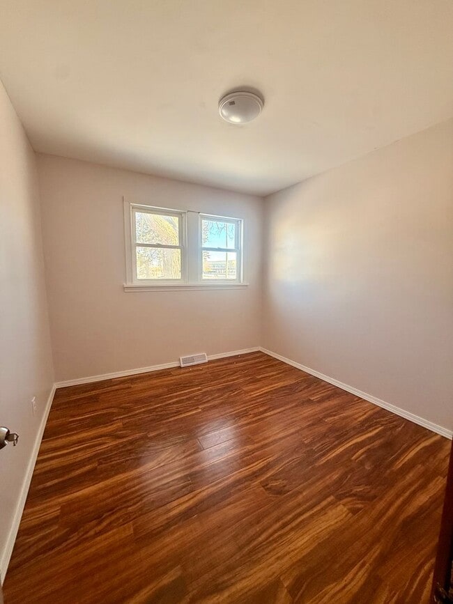 Building Photo - 4 Bedroom in heart Loves Park