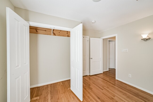 Building Photo - 2411 Wroxton Rd