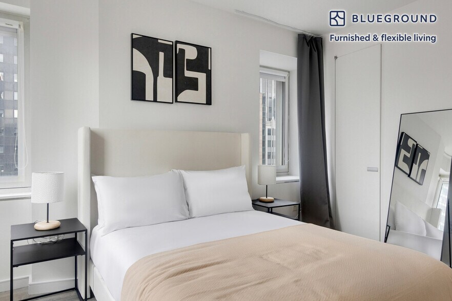 Building Photo - 70 W 45th St