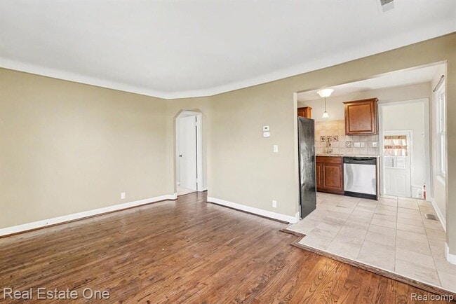 Building Photo - 421 W Kalama Ave