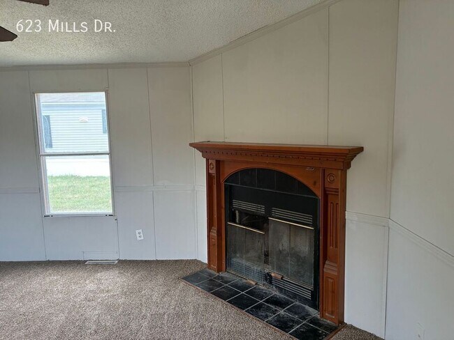Building Photo - 623 N Mills Dr