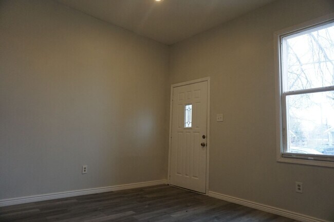 Building Photo - 968 W 500 S