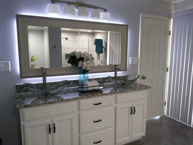 Building Photo - Gorgeous 3 bedroom, 2 bath