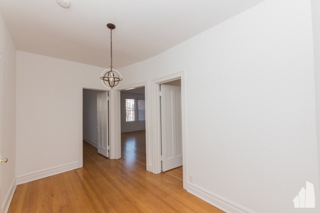 Building Photo - 1212 W Lunt Ave