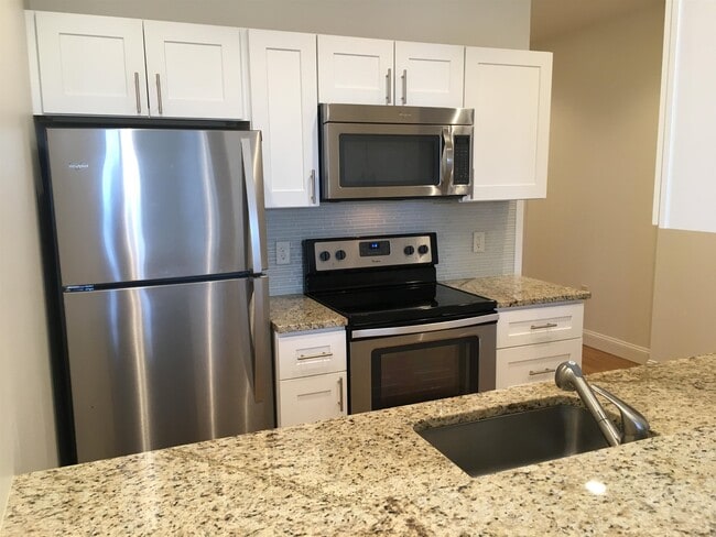 Building Photo - 875 Elm St