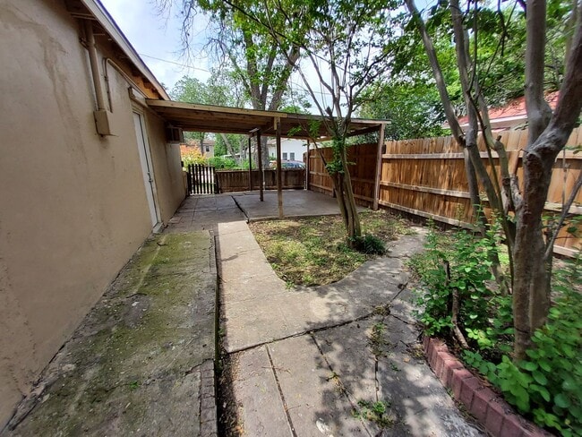 Building Photo - SEPTEMBER  HALF OFF First Month Rent .Stud...