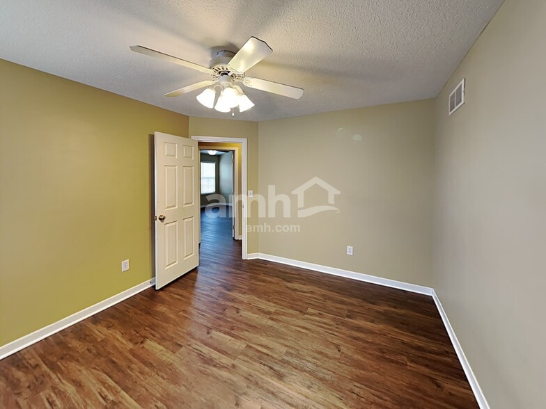 Building Photo - 203 Fox Glen Dr W