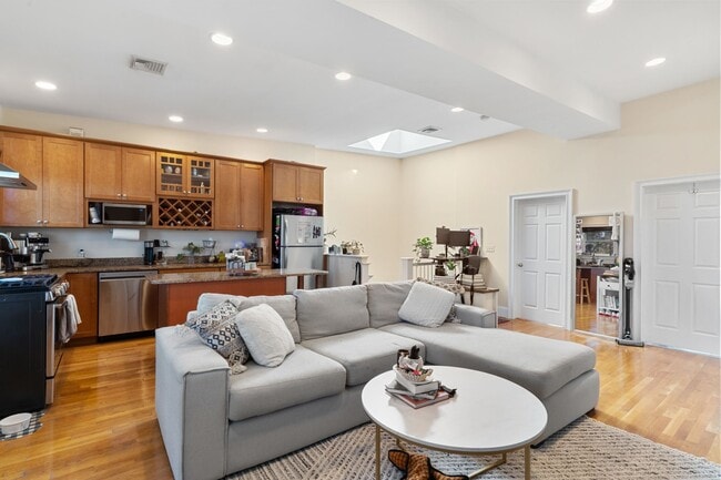 Building Photo - 67 Gates St