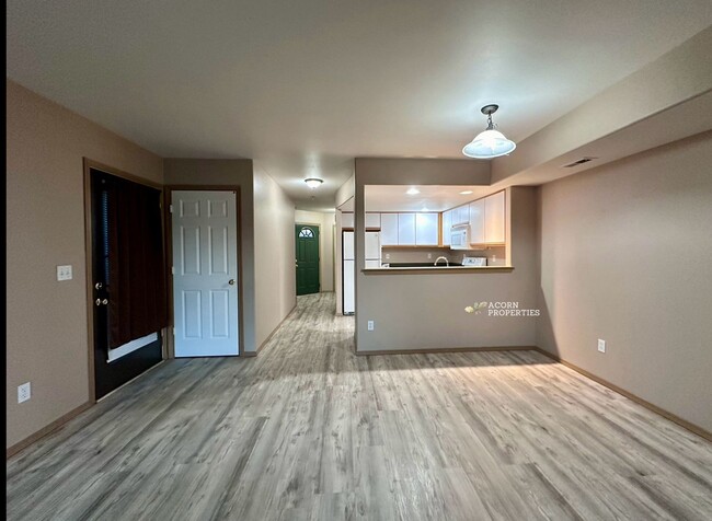 Building Photo - 915 SW Kimball Dr