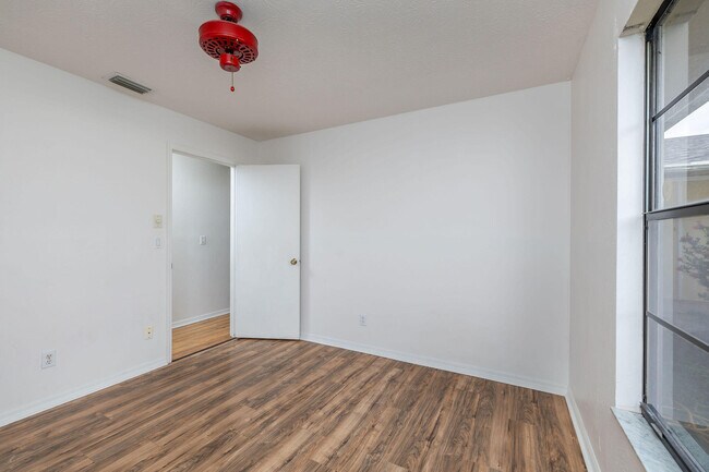 Building Photo - 662 NW Cardinal Dr