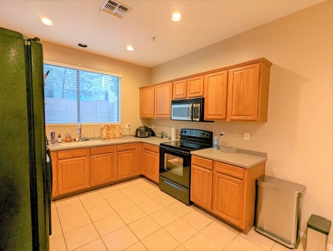 Building Photo - 2241 E Pinchot Ave