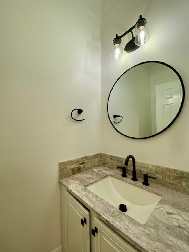 Building Photo - 2 Bedroom 2.5 Bath Condo in Ellerbe Woods!