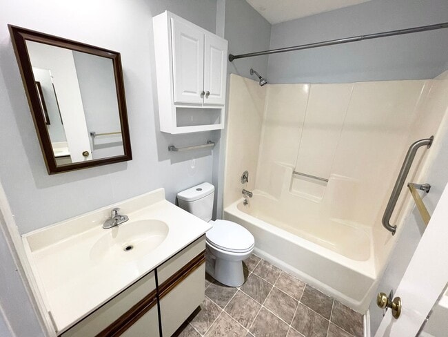 Building Photo - Charming Hendersonville Condo