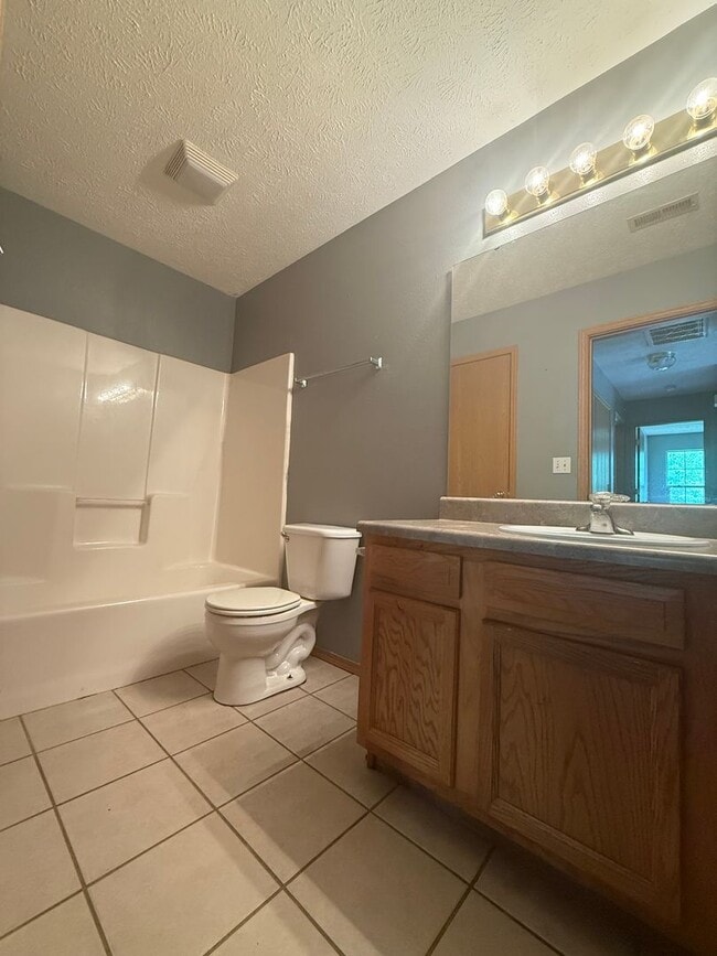 Building Photo - Charming 2 bedroom 2 bath duplex AVAILABLE NOW!