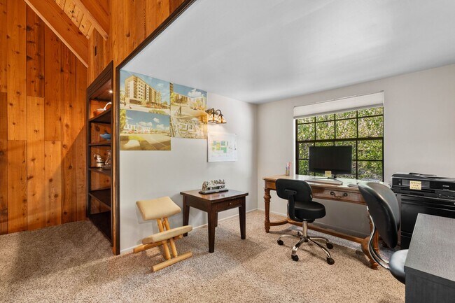 Building Photo - Brilliant Tavern Bay Home