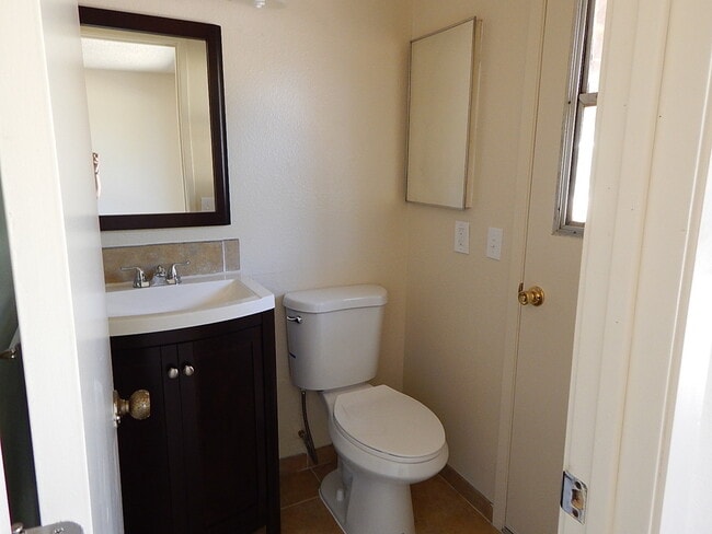 Building Photo - This property is a 3 bedroom, 2 bathroom h...