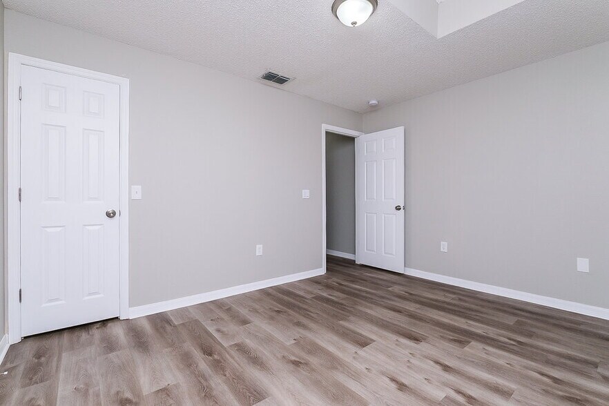 Building Photo - 12937 Lake Vista Dr