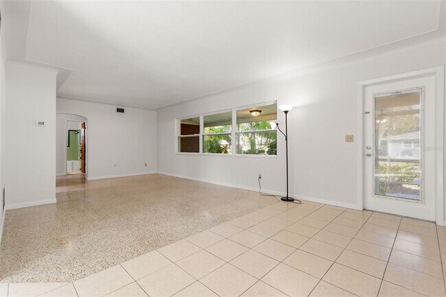 Building Photo - 885 James St