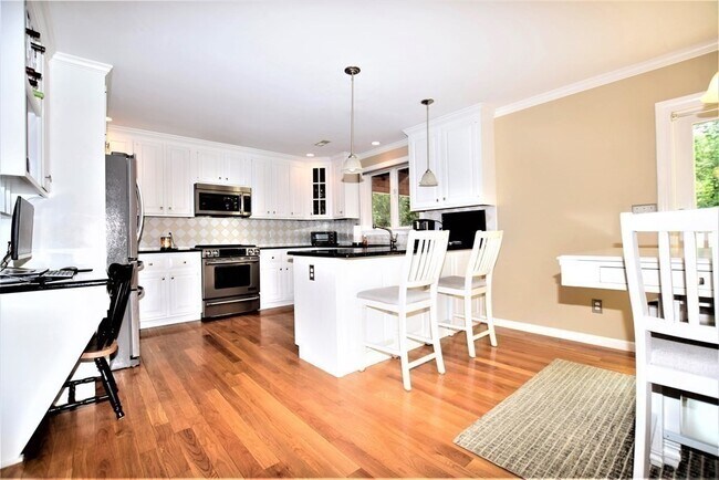 Building Photo - 398 Davis St