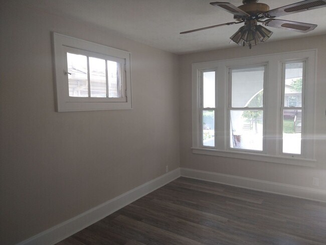 Building Photo - 206-208 N Harris Ave