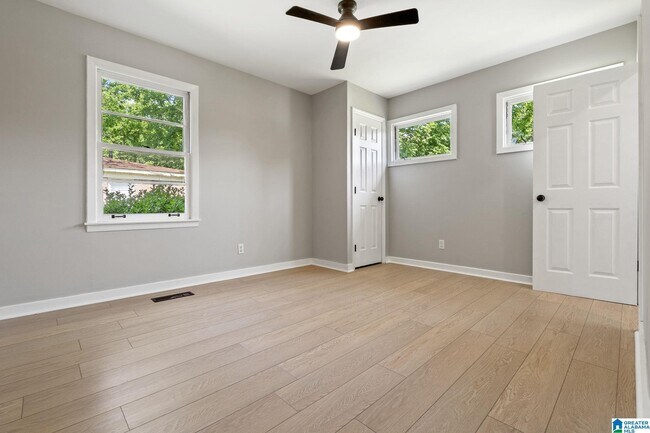 Building Photo - 852 Twin Lake Dr NE