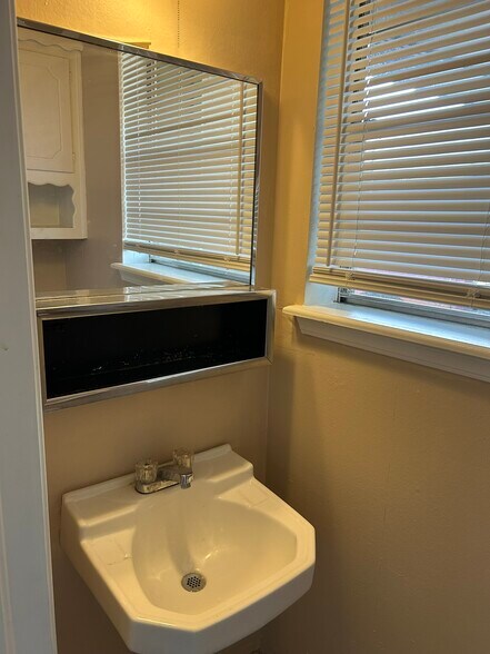 half bath in master - 1317 Lakecrest Dr