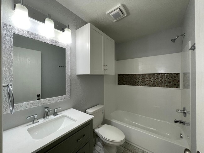 Building Photo - Single Family Home For Rent