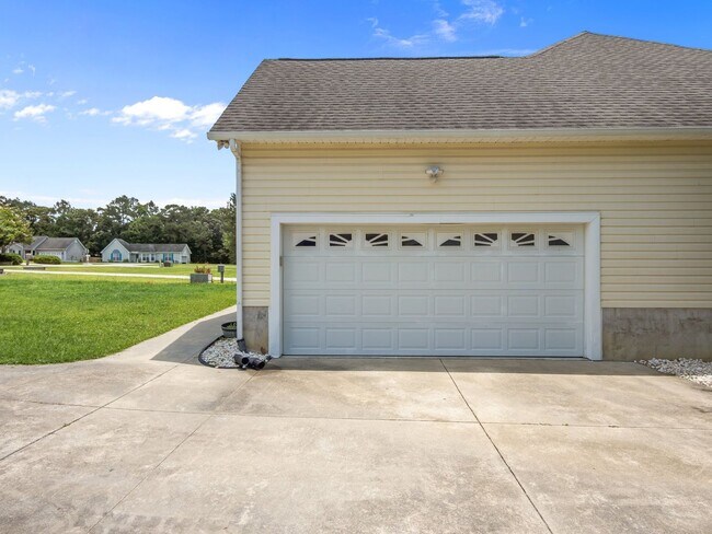 Building Photo - 305 Appaloosa Ct