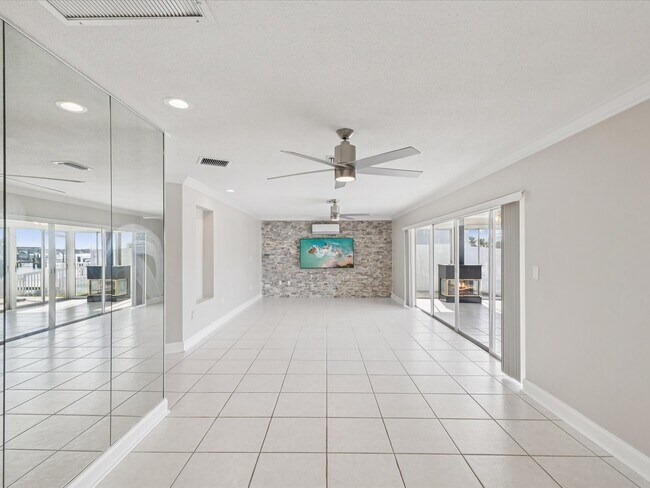 Building Photo - 441 Palm Island NE