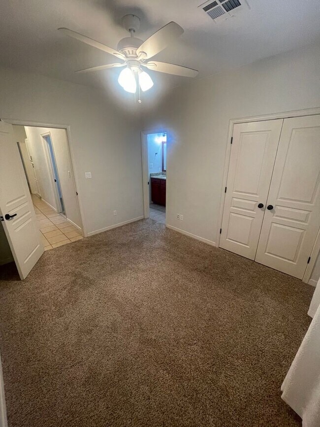 Building Photo - Gorgeous 4 bedroom/3 bathroom home located...