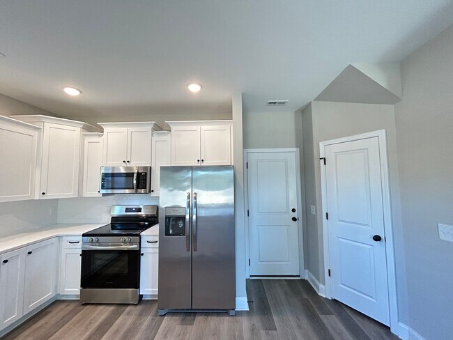 Building Photo - The Landing at Lewis Creek |