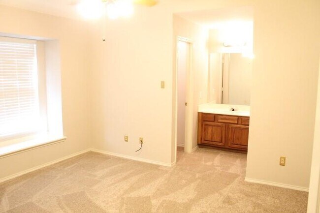 Building Photo - 1013 Stone Gate Dr