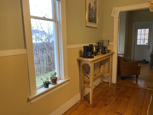 Building Photo - 11 W 14th St