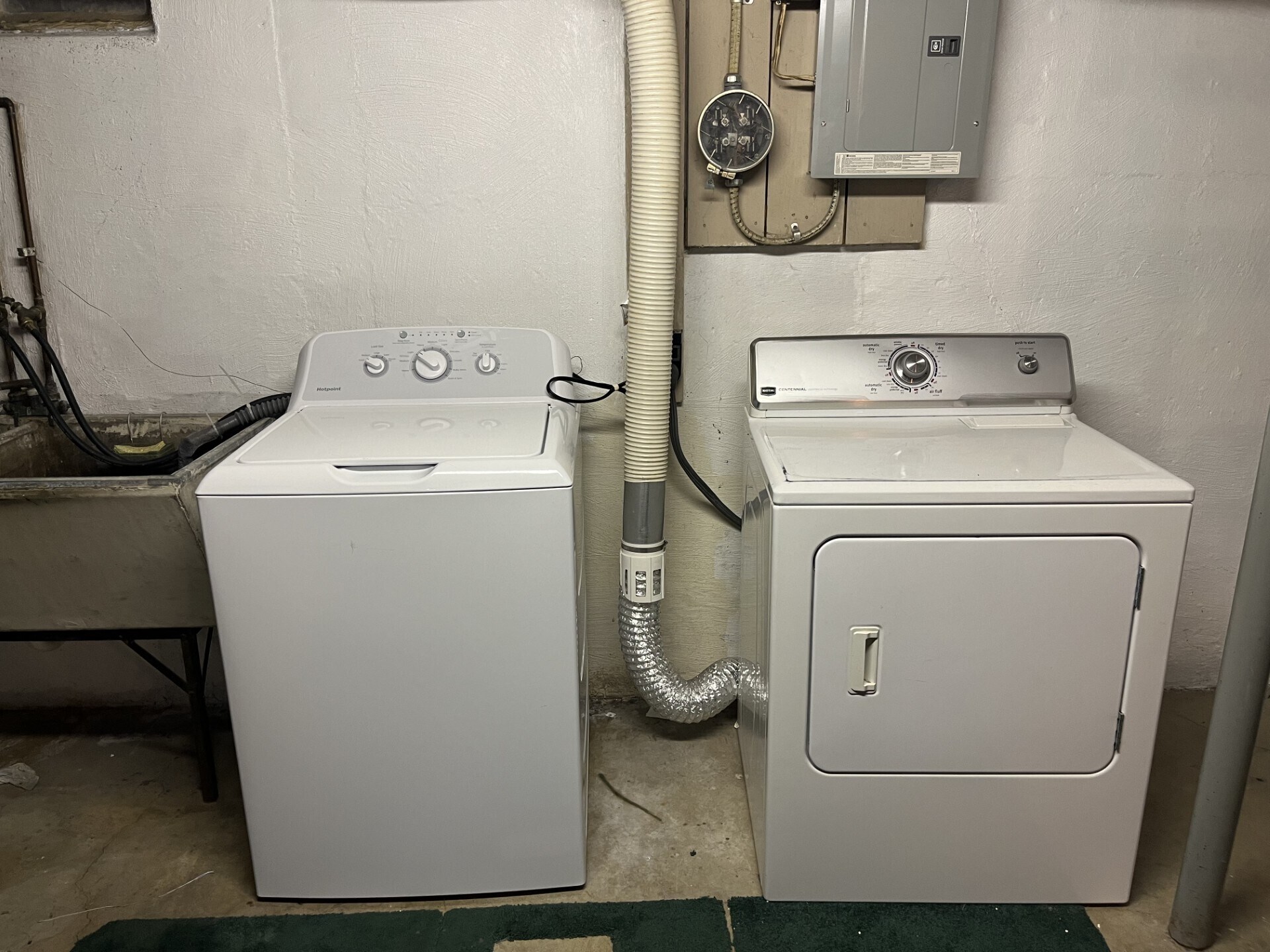 Building Photo - 826 Woodhill Rd