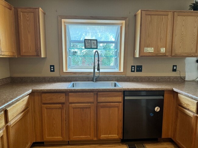 Building Photo - Stunning Home Near Waneka Lake with Modern...