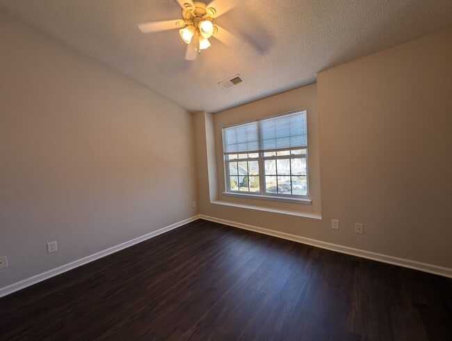 Building Photo - Cozy Townome located in the Old Stone Crossings community!